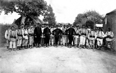 Des soldats posent au cours d'une manoeuvre  - Le Mans (72)  - 1910