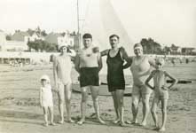 Une famille passe ses premires vacances sur une plage  - Chtelaillon (17)  - 1936