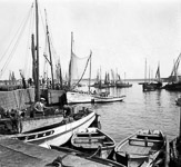 Le port de pche avec ses bateaux de pche et ses marins pcheurs  - Guilvinec (29)  - 1920