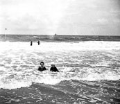 Deux enfants se baignent dans la mer  - Trouville (76)  - 1900