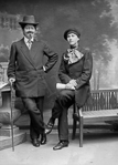 Portrait de studio d'un couple de femmes dguises en homme  - 1918