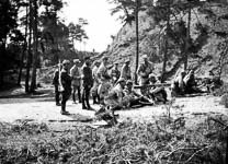 Des soldats s'entranent au maniement d'une mitrailleuse dans une fort  - 1914